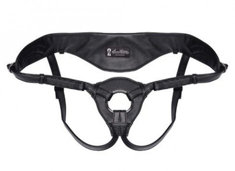 Черные трусики для страпона из патентованной кожи