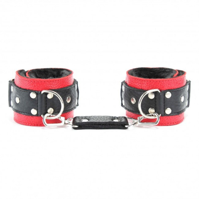 Красно-чёрные кожаные наручники с меховым подкладом Красно-чёрные кожаные наручники с меховым подкладом