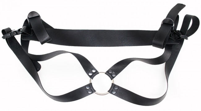 Реалистичный фаллос на регулируемых трусиках с кольцом - 17,5 см. Реалистичный фаллос на регулируемых трусиках с кольцом - 17,5 см.