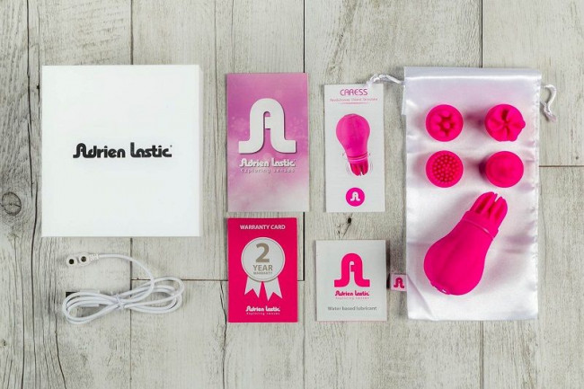 Розовый клиторальный стимулятор Caress с 5 заменяемыми насадками Розовый клиторальный стимулятор Caress с 5 заменяемыми насадками