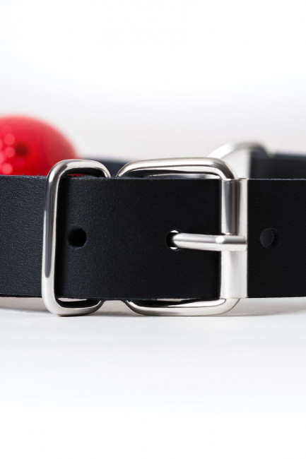 Красный кляп-шарик на черном регулируемом ремешке 