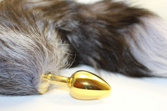 Золотистая анальная пробка с чёрным лисьим хвостом Золотистая анальная пробка с чёрным лисьим хвостом