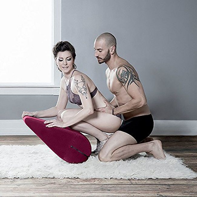 Бордовая вельветовая подушка для любви Liberator Rockabilly Бордовая вельветовая подушка для любви Liberator Rockabilly