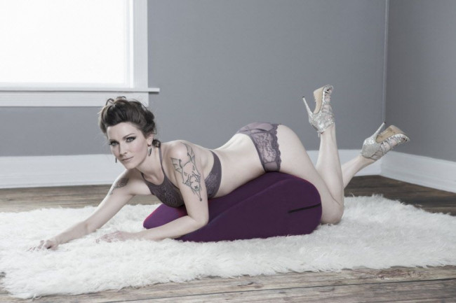 Фиолетовая вельветовая подушка для любви Liberator Rockabilly Фиолетовая вельветовая подушка для любви Liberator Rockabilly