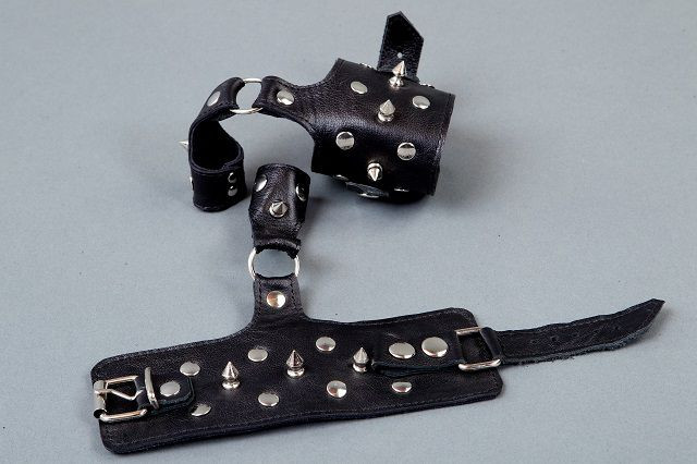 Наручники на кожаной подкладке, украшенные шипами Наручники на кожаной подкладке, украшенные шипами