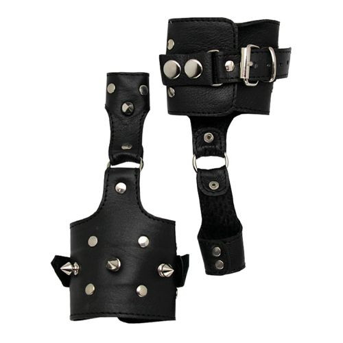 Наручники на кожаной подкладке, украшенные шипами Наручники на кожаной подкладке, украшенные шипами