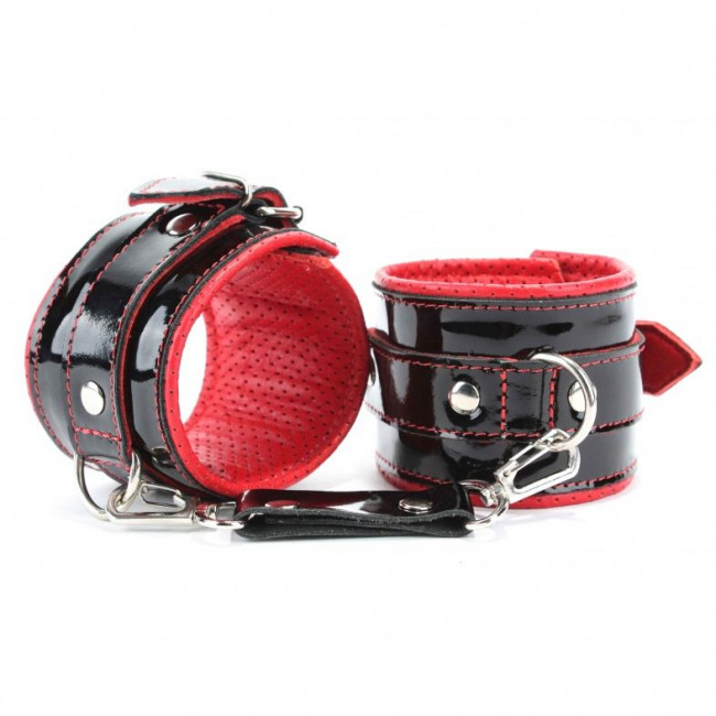 Лаковые чёрно-красные перфорированные наручники Лаковые чёрно-красные перфорированные наручники