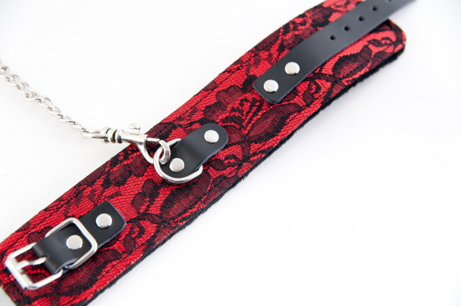 Красные кружевные поножи 