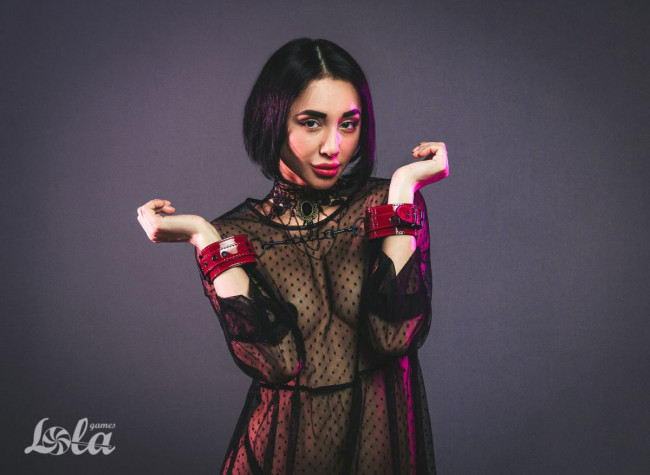 Красно-черные наручники Bizzare Красно-черные наручники Bizzare