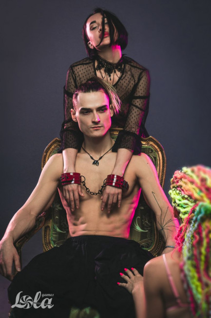 Красно-черные наручники Bizzare Красно-черные наручники Bizzare