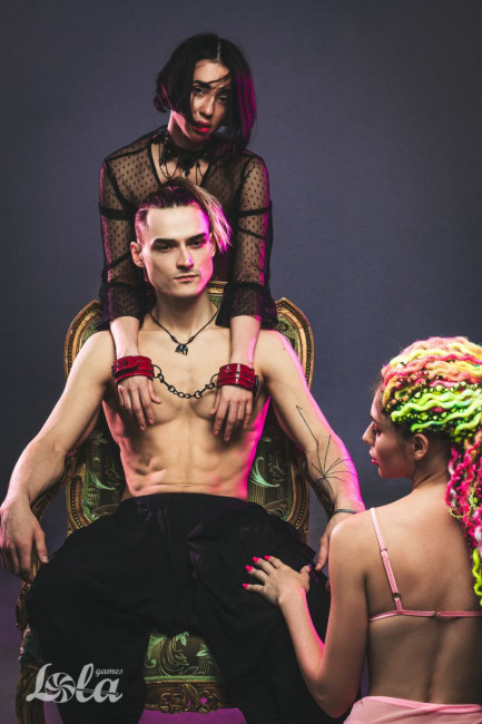 Красно-черные наручники Bizzare Красно-черные наручники Bizzare