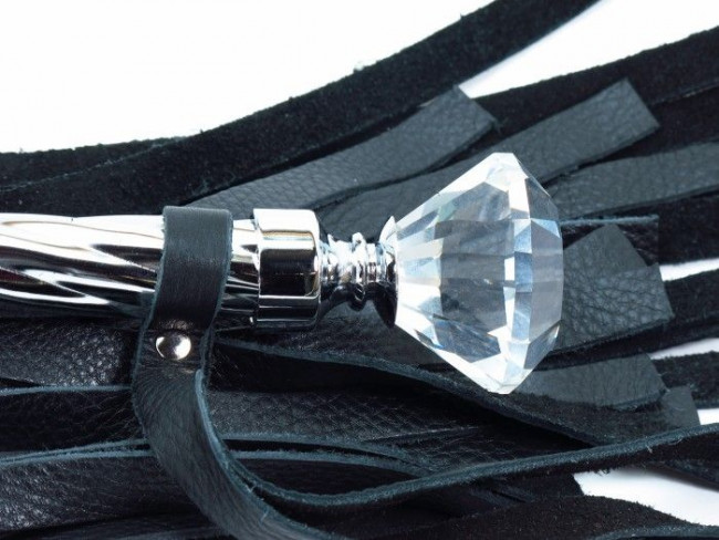 Чёрная плеть из кожи с широкими хвостами и набалдашником