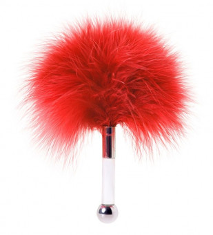 Красная пуховая щекоталка