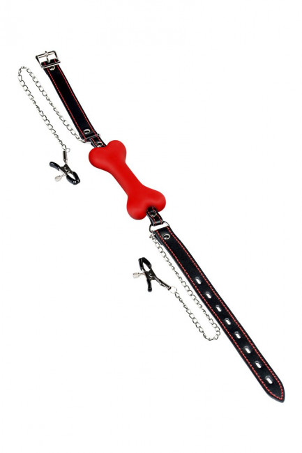 Красный кляп-трензель Theatre в виде косточки с зажимами для сосков Красный кляп-трензель Theatre в виде косточки с зажимами для сосков
