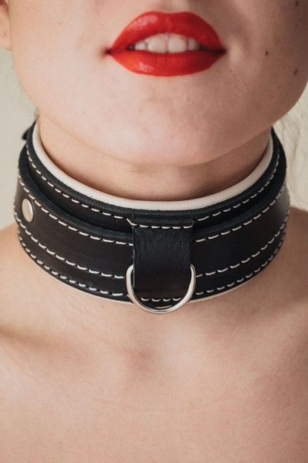 Ошейник со светлым подкладом Ошейник со светлым подкладом