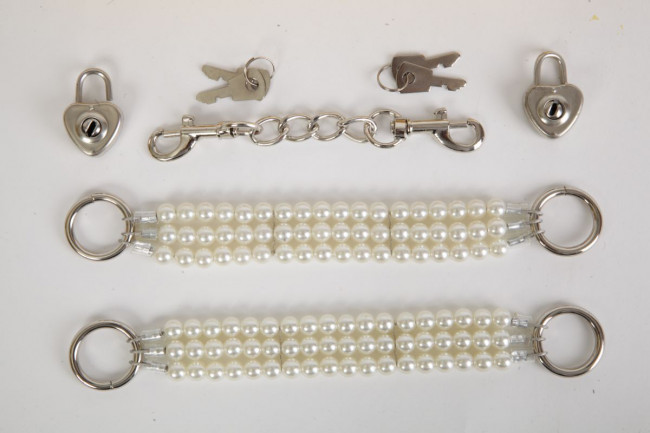 Наручники из перламутровых бус Наручники из перламутровых бус