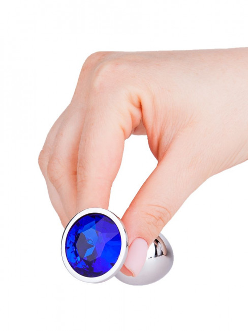 Серебристая анальная втулка с синим кристаллом - 7 см. Серебристая анальная втулка с синим кристаллом - 7 см.