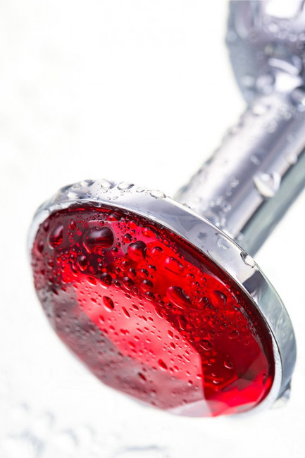 Малая серебристая анальная втулка с красным кристаллом - 6 см. Малая серебристая анальная втулка с красным кристаллом - 6 см.