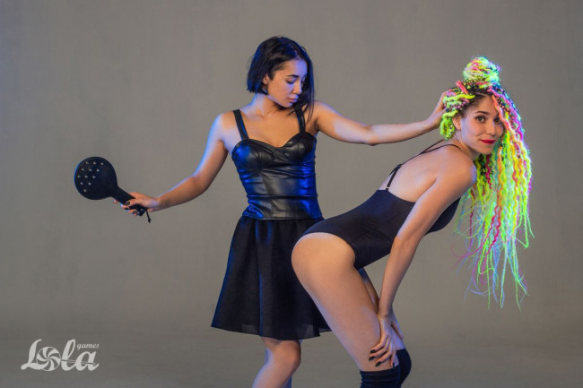 Черная шлепалка Barb с шипами - 30 см. Черная шлепалка Barb с шипами - 30 см.