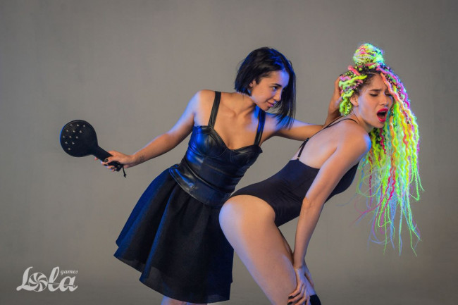 Черная шлепалка Barb с шипами - 30 см. Черная шлепалка Barb с шипами - 30 см.