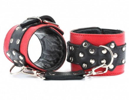 Красно-чёрные поножи из кожи 