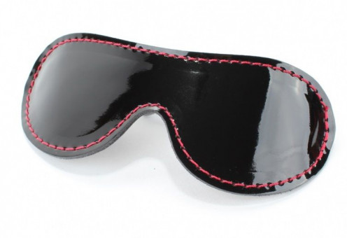 Чёрная перфорированная маска из кожи с красной строчкой