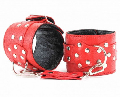 Красные кожаные наручники с клепками