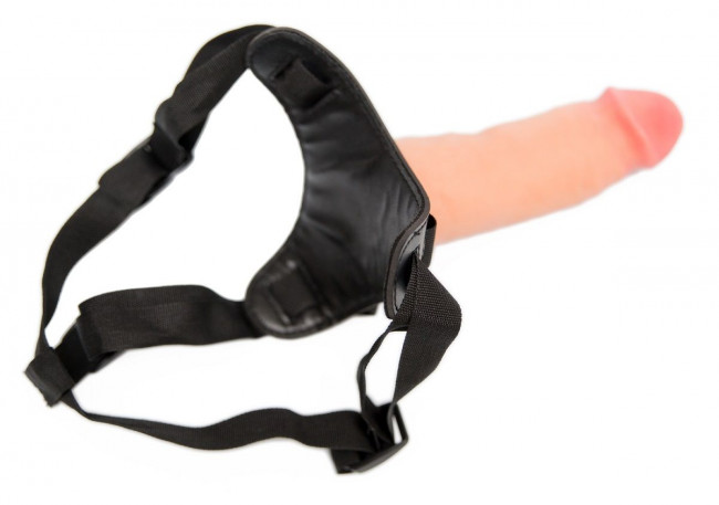 Женский страпон с реалистичной насадкой-фаллосом - 18 см. Женский страпон с реалистичной насадкой-фаллосом - 18 см.
