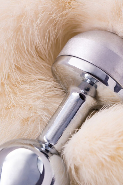 Малая анальная втулка с белым хвостом - 8,5 см. Малая анальная втулка с белым хвостом - 8,5 см.