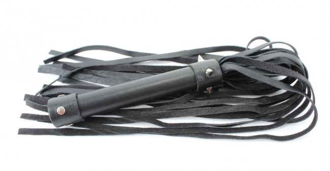 Черная плеть из натуральной кожи с проклепанной ручкой - 44 см.