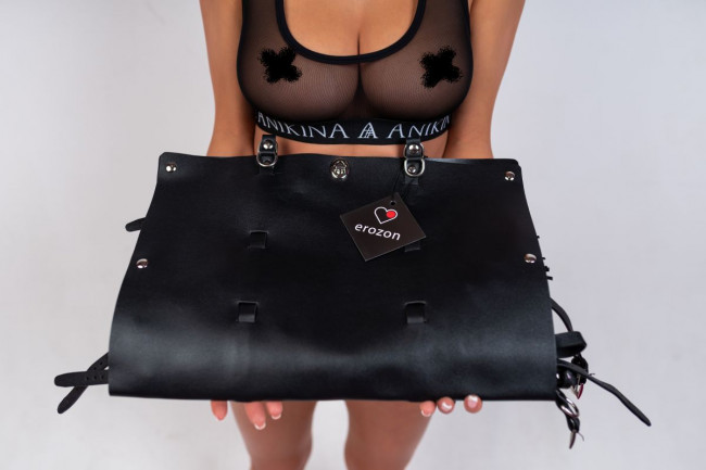 Оригинальный БДСМ-набор из 9 предметов в черной кожаной сумке Оригинальный БДСМ-набор из 9 предметов в черной кожаной сумке