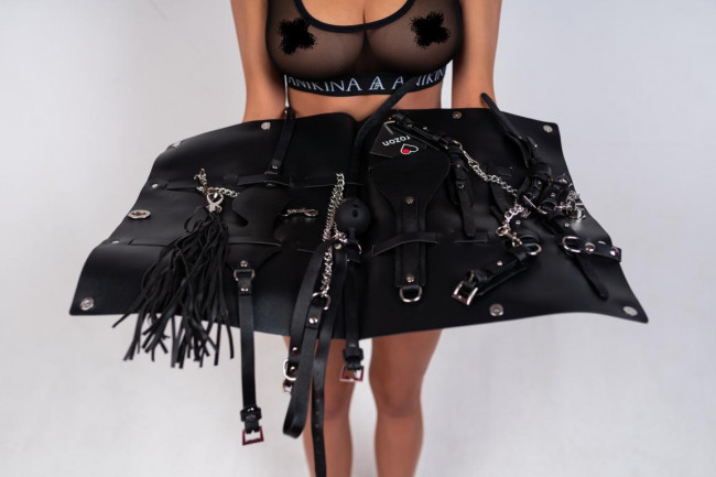 Оригинальный БДСМ-набор из 9 предметов в черной кожаной сумке Оригинальный БДСМ-набор из 9 предметов в черной кожаной сумке