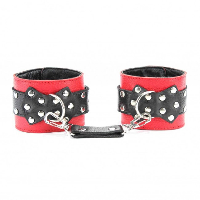 Красные наручники с чёрными проклёпанными ремешками с пряжкой 