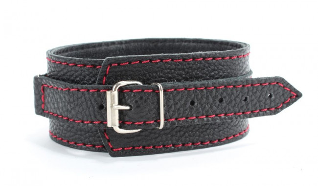 Черный ошейник из натуральной кожи с красной строчкой и кольцом Черный ошейник из натуральной кожи с красной строчкой и кольцом