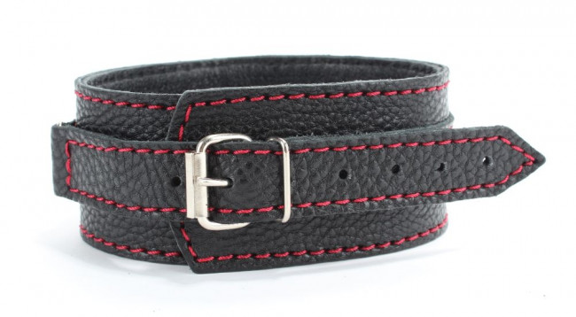 Черный ошейник из натуральной кожи с шипами и D-колечком Черный ошейник из натуральной кожи с шипами и D-колечком