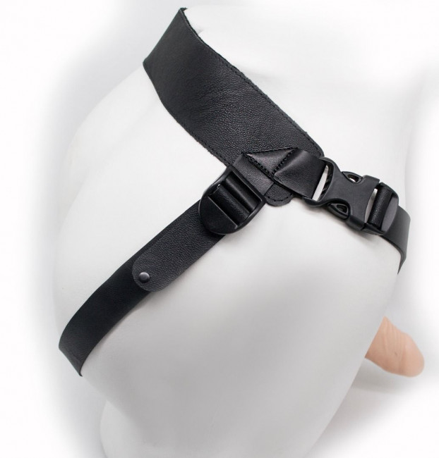 Пустотелый реалистичный фаллопротез на ремешках с заклепками - 19 см. Пустотелый реалистичный фаллопротез на ремешках с заклепками - 19 см.